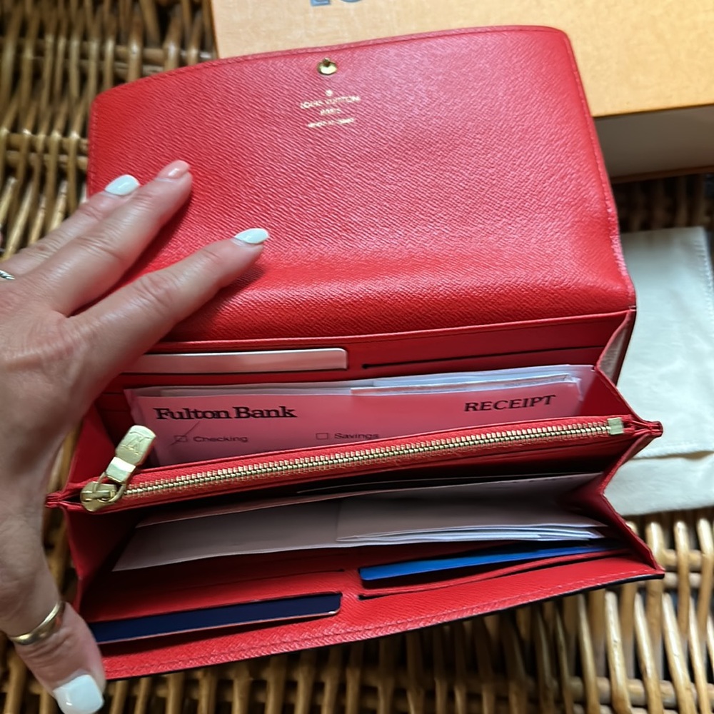 Louis Vuitton Limited Edition Sarah Holiday Wallet. - Picture 4 of 11